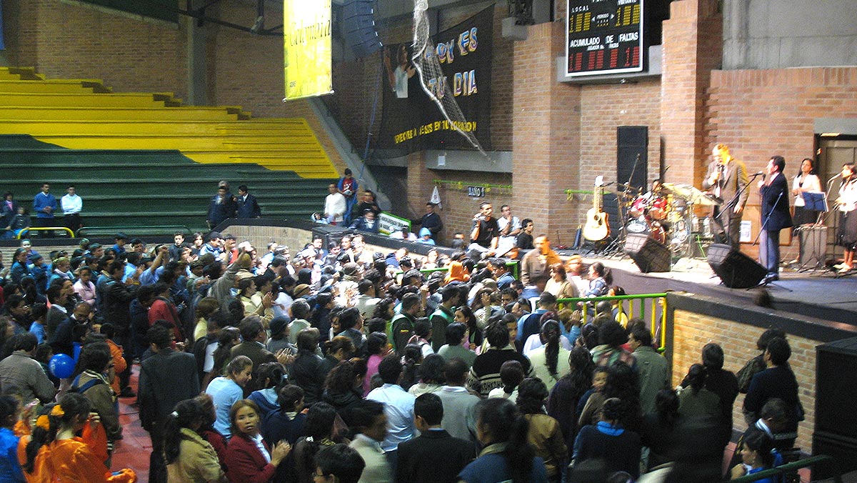 Chris White predicando en el Coliseo de la Luna en Chía, Colombia